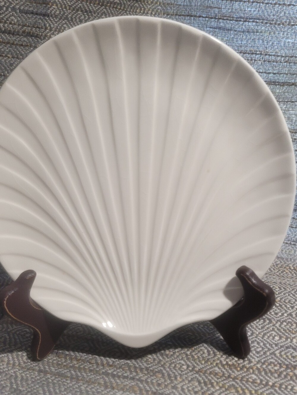 White Shell-Pattern Ceramic Serving Plates - Unbranded. Coquille. Scalloped